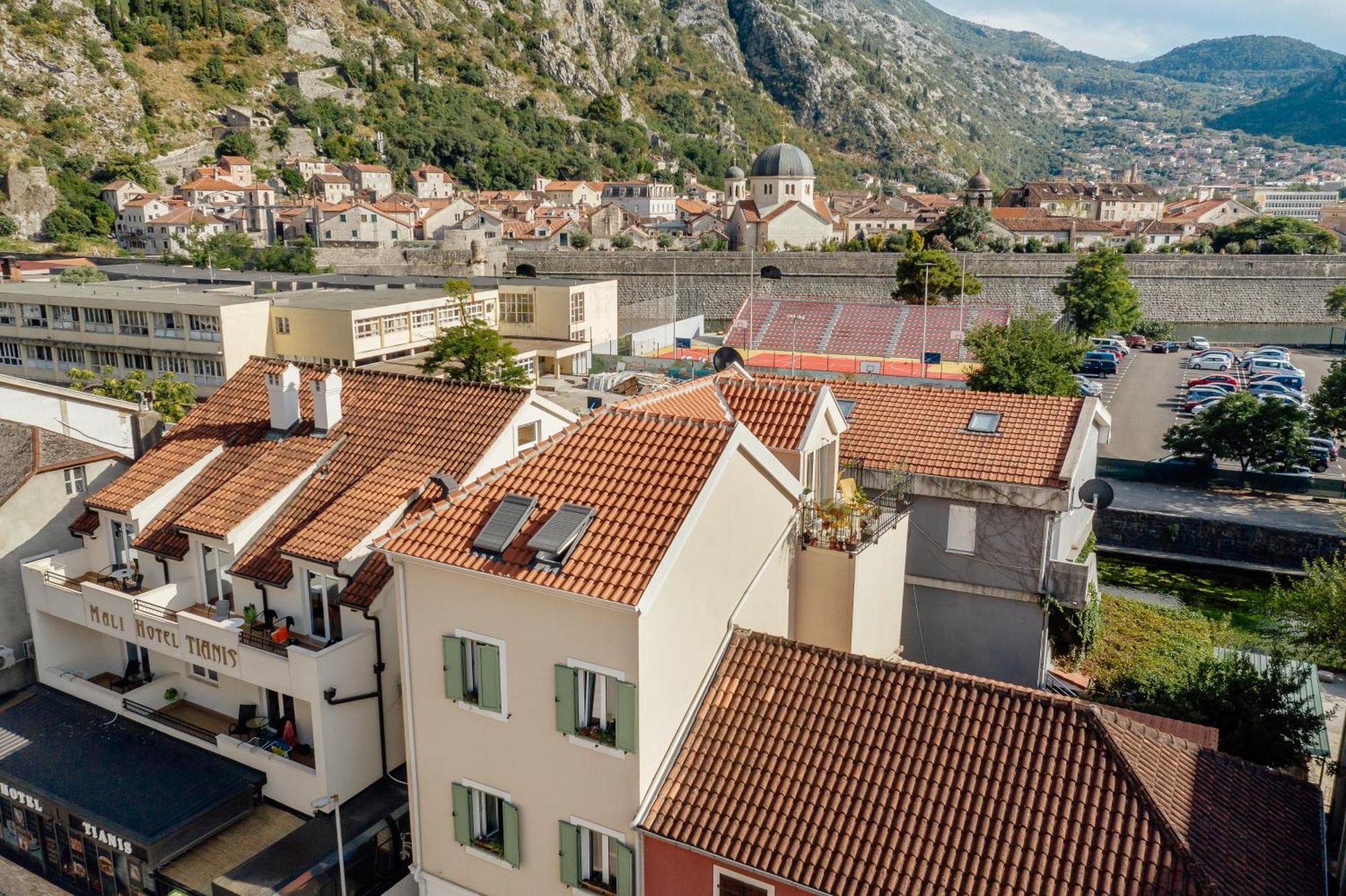 Kotor Central Point Luaran gambar
